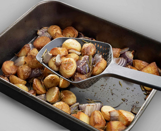 CUCHARA COLADORA NEGRA GRANDE