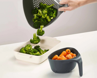 JUEGO DE 2 COLADORES GRISES